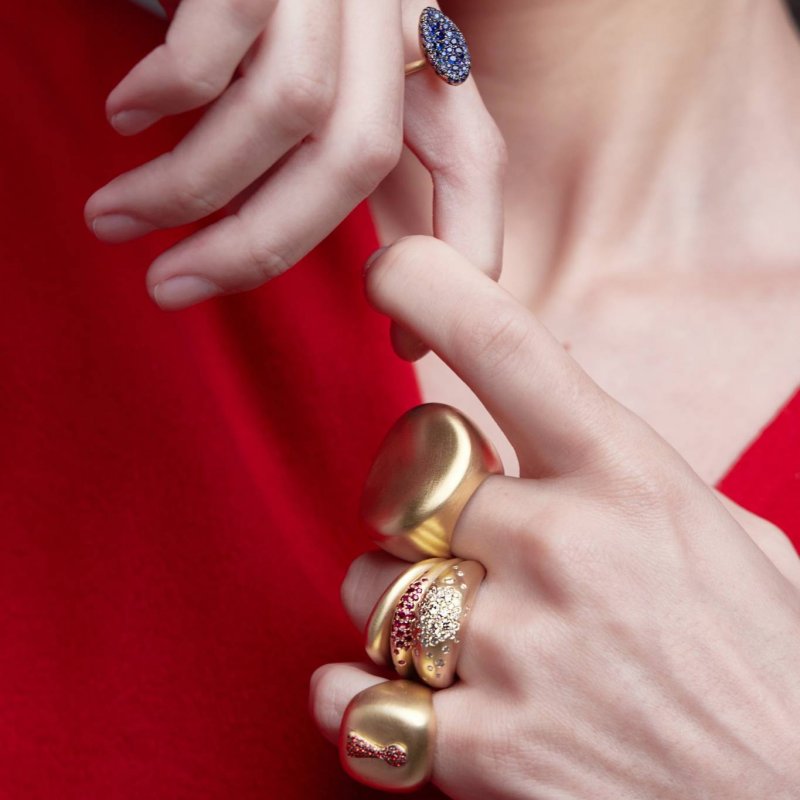 صورة من Instagram.com/nadaghazaljewelry
إنّ Nada Ghazal Fine Jewelry (حساب انستغرام: @nadaghazaljewelry) علامة مجوهرات لبنانيّة من تأسيس ندى غزال التي تسعى لترجمة مشاعرها إلى مجوهرات خالدة. مصنوعة من الذهب عيار 18 قيراط ومزيّنة بأحجار كريمة وشبه كريمة، تحتفل تصاميمها الجريئة بمعنى أن تكوني امرأة. 