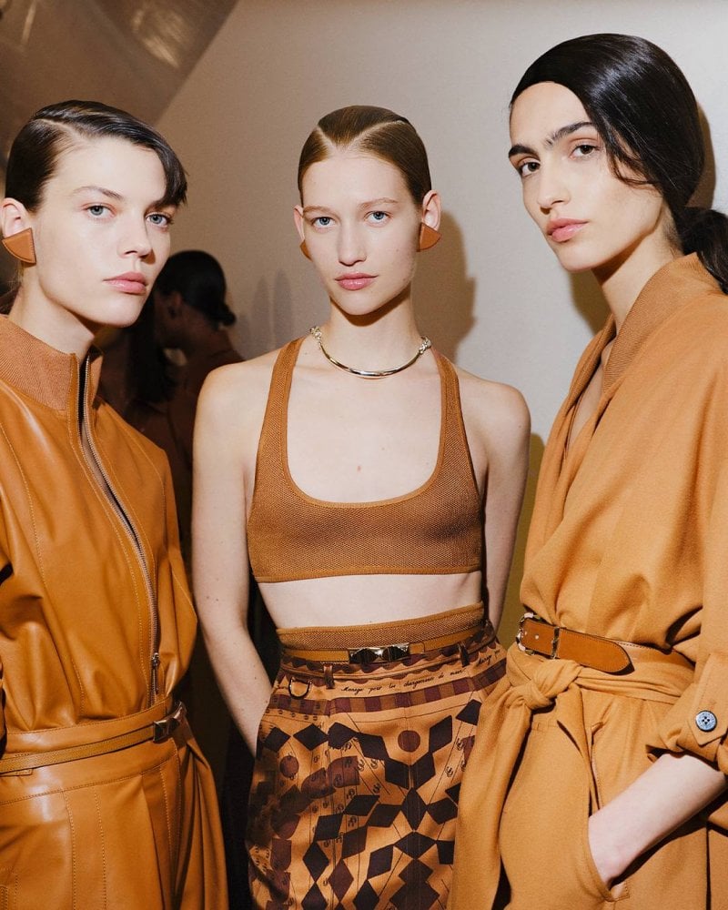 صورة الغلاف من دار Hermès بعدسة فيرجيل غينارد 