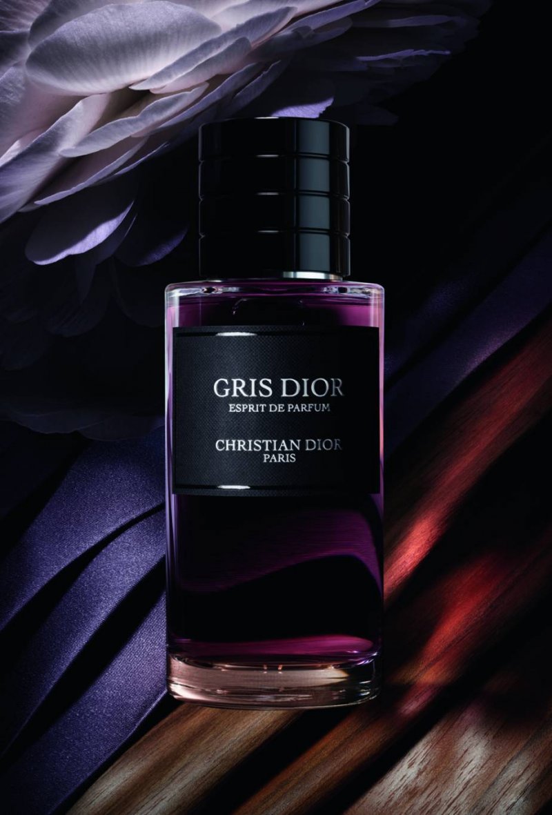 يكرّم عطر Gris Dior بعبير الشيبر اللون الرمزيّ لشارع 30 مونتان.