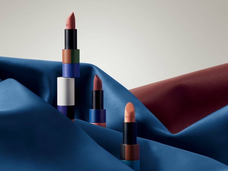 مجموعة ثلاثيّة من أحمر الشفاه Rouge Hermès: تأتي كلّ علبة أحمر شفاه بثلاثة ألوان صمّمها مبتكر منتجات قسم الجمال في دار Hermès، بيير هاردي، توازن كلّ منها لمسة من الأزرق الفريد: Bleu Lagon أو Bleu Abysse أو Bleu Tempête. ولأوّل مرّة، تتميّز العلبة بلمسة نهائيّة غير لمّاعة تعكس ملمس الجلد المخمليّ.