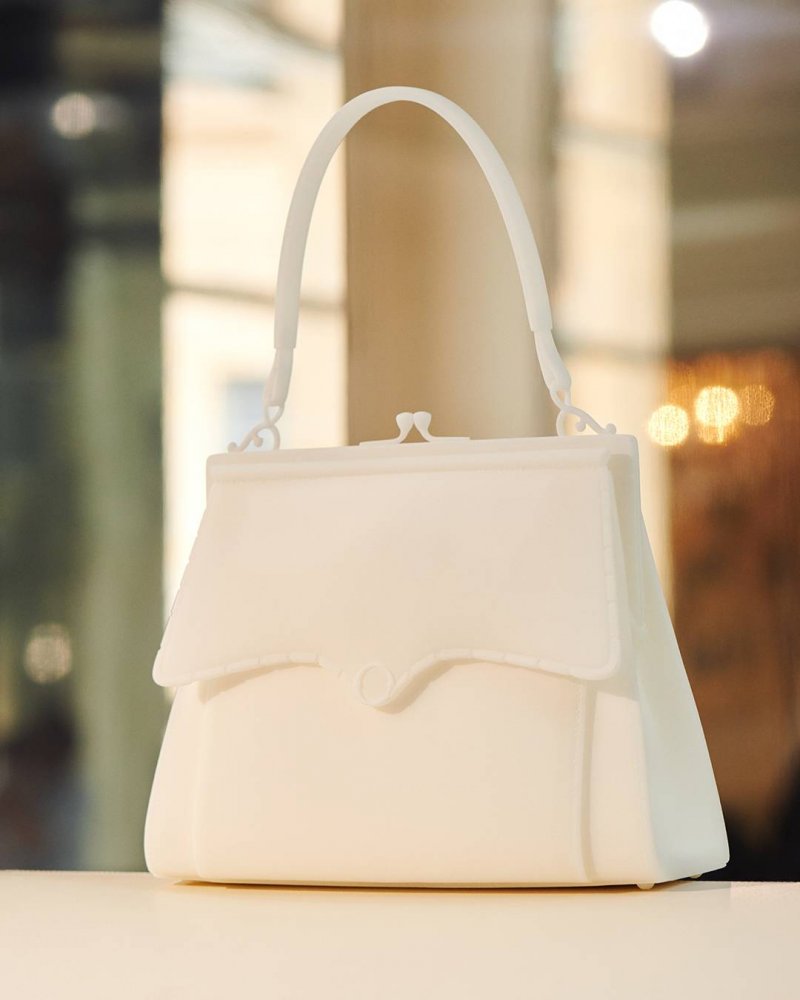 “La Reference” is a chapter in Delvaux’s history, displaying “Le Princesse” for the very first time to the public. Placed inside an amphitheatrical setting, the collection provides a dramatic glimpse into over a century of bold innovation and creativity.