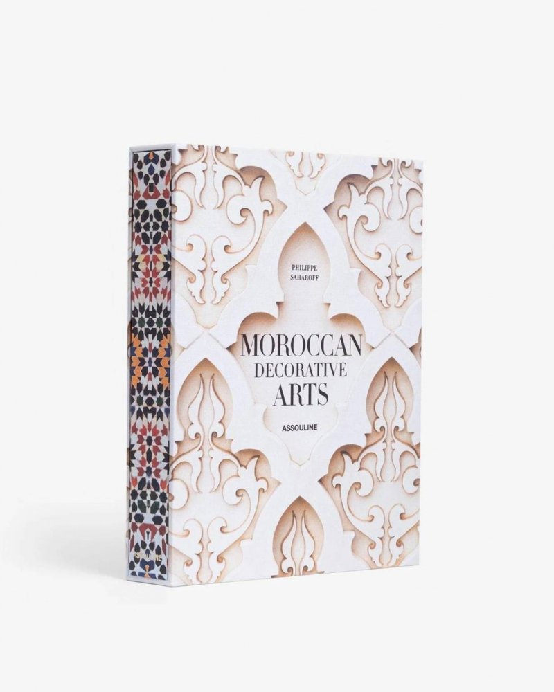 كتاب Moroccan Decorative Arts بقلم فيليب ساخاروف

متوفّر على موقع Assouline.com

في هذا التكريم لتراث المغرب الفنيّ الراسخ وحرفيّتها، يلتقط المصوّر فيليب ساخاروف من خلال عدسته فنون البلد الحيويّة بعد قضائه 3 سنوات في استكشافها بنفسه. مستعرضًا الزليج والفخاريّات والأعمال المعدنيّة وغيرها، إنّ الكتاب هذا معدّ لإلهام كلّ شخصّ يحبّ هذا النوع من الديكور.