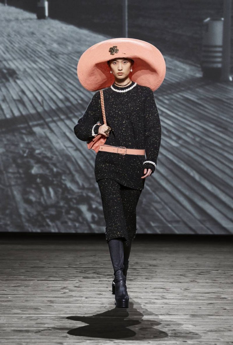 مجموعة خريف وشتاء 2024-2025 من شانيل CHANEL 
الألوان المحايدة الغنيّة مع لمسات جريئة: تمّ تنسيق درجات الألوان المحايدة مثل الكاميل والبيج والبنيّ مع تدرّجات حيويّة. استلهمت مجموعة شانيل من سماء دوفيل، وعرضت لوحة ألوان من تدرّجات البنيّ مع الذهب اللامع، فغمرتنا بشعور دافئ وفخم.