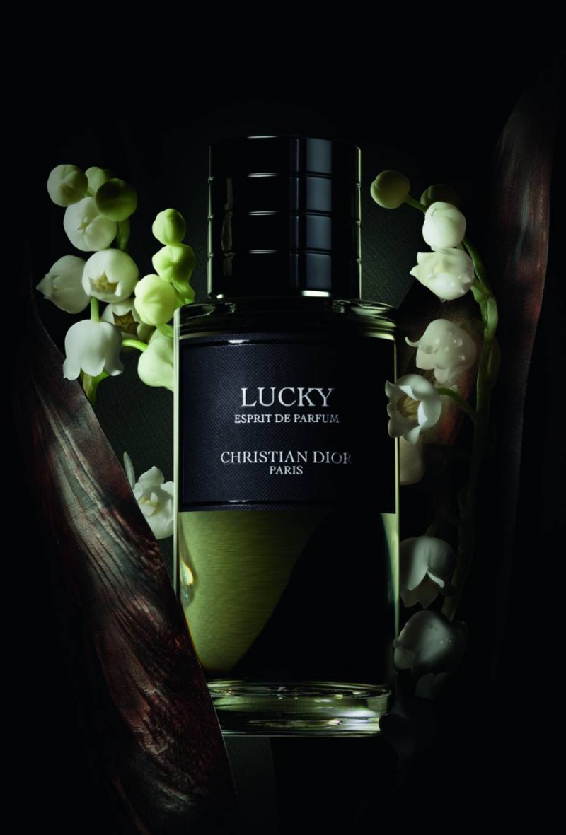 يحتفل عطر Lucky الزهريّ الساحر بشخصيّة كريستيان ديور المؤمنة بالخرافات.