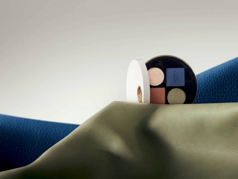 لوحة ألوان Ombres d’Hermès: تُعدّ العلبة الدائريّة باللونين الأبيض والذهبيّ، من تصميم بيير هاردي أيضًا – القطعة الثمينة والراقية والتي وتحمل شعار دار Hermès – الإطار المثاليّ لهذا الإصدار المحدود مع رباعيّة من ظلال العيون صمّمها غريغوري بيربيلس وتجمع بين اللمسات النهائيّة غير اللماعة والساتان واللماعيّة. كاشفةً عن مرآة كبيرة، تأتي العلبة مع أداة تطبيق مطليّة لسهولة ودّقة بالاستخدام.