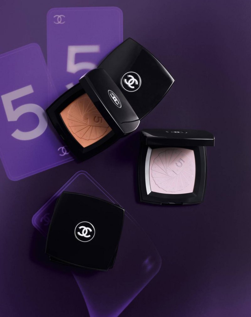 وتتيح لك البطاقة التالية EXCLUSIVE CREATION LES TAROTS DE CHANEL تجربة الجوهر الغامض للمجموعة. فيتميّز هذا الإبداع الفريد بدرجتين من البلاش، كلّ منهما مزخرفة ببطاقات قراءة الطالع. وتعد درجات البلاش ذات اللمسة المخمليّة، باللونين الخزامى Lavender والبرتقال الدمويّ Blood Orange، بإشراقة ساحرة ولمسة من سحر التنبؤ.