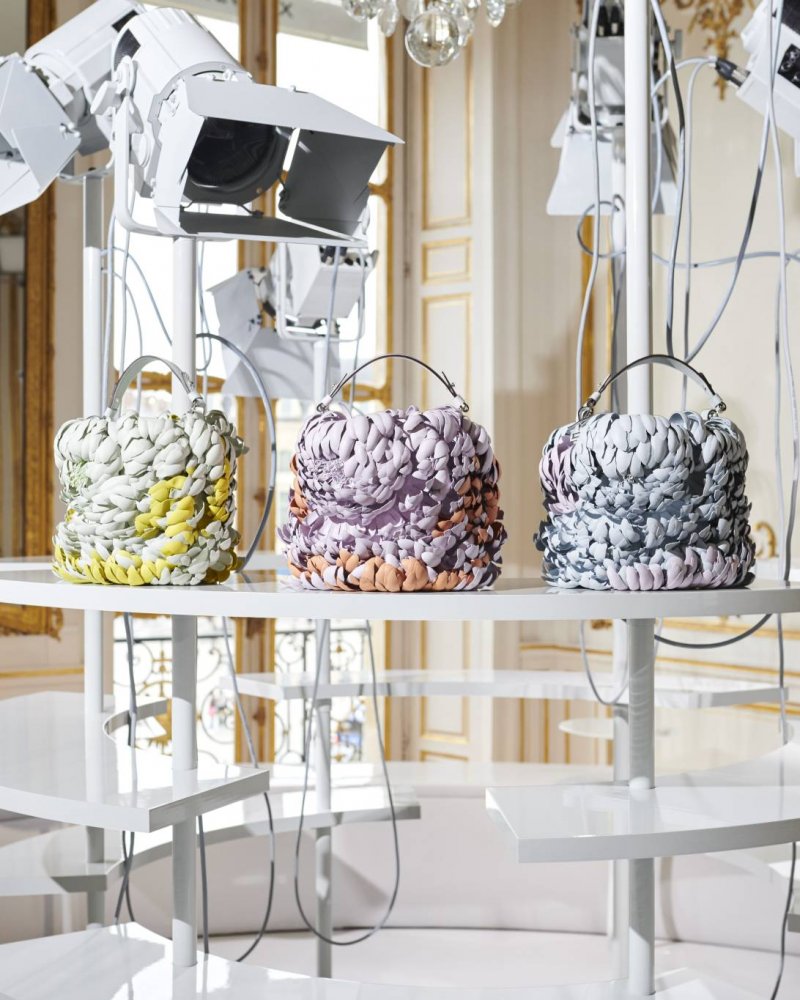 “Art Nouveau” explores the language of nature and particularly draws inspiration from the work of Belgian architect Victor Horta, one of the founders of the movement. The collection features whimsical designs, blooming flowers, exquisite embroidery and sculpted masterpieces that echo the profound elegance of nature.