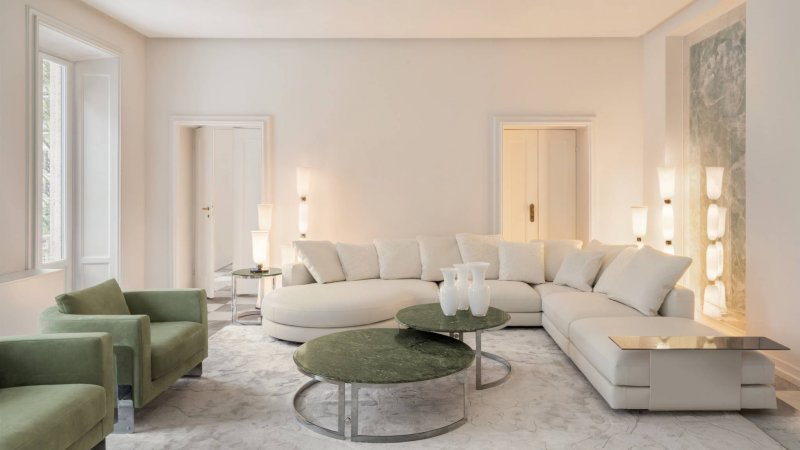 علامة Versace Home من فرساتشي في معرض Salone Del Mobile لعام 2024

تعكس علامة Versace Home توقيع الدار الراقي والفاخر فتقدّم قطع أثاث وديكور تنضح بالفخامة والجرأة. ومع تفاصيل معقّدة ومواد فاخرة ورموز أيقونيّة مثل رأس ميدوسا، تمزج المجموعات بسلاسة بين الأناقة الكلاسيكيّة والأسلوب المعاصر.