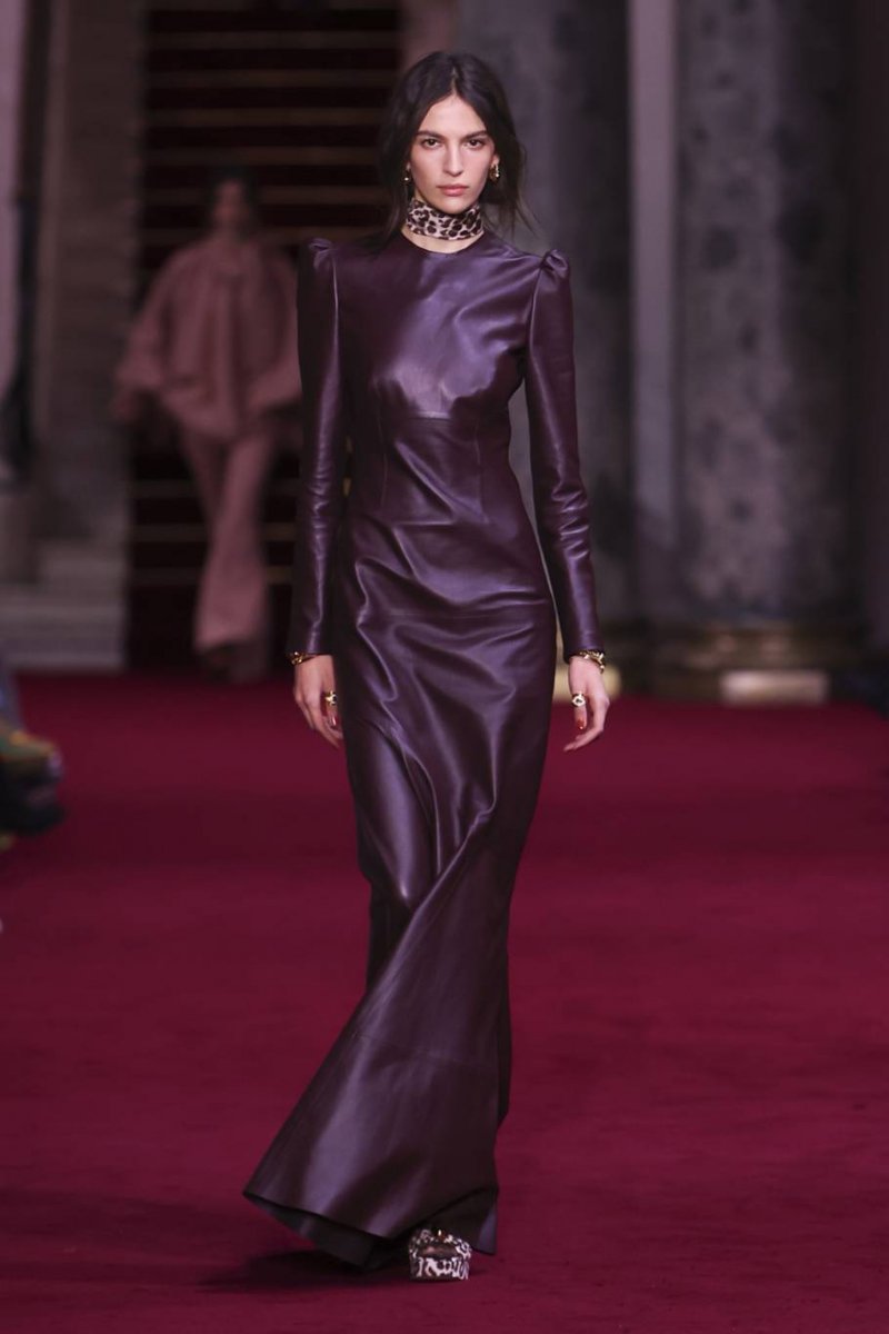 Zimmermann Fall/Winter 2024-2025

Earthy and Jewel Tones: Many designers are embracing deep, earthy hues alongside jewel tones. Colors like emerald green, deep plum, and vibrant reds are prevalent.