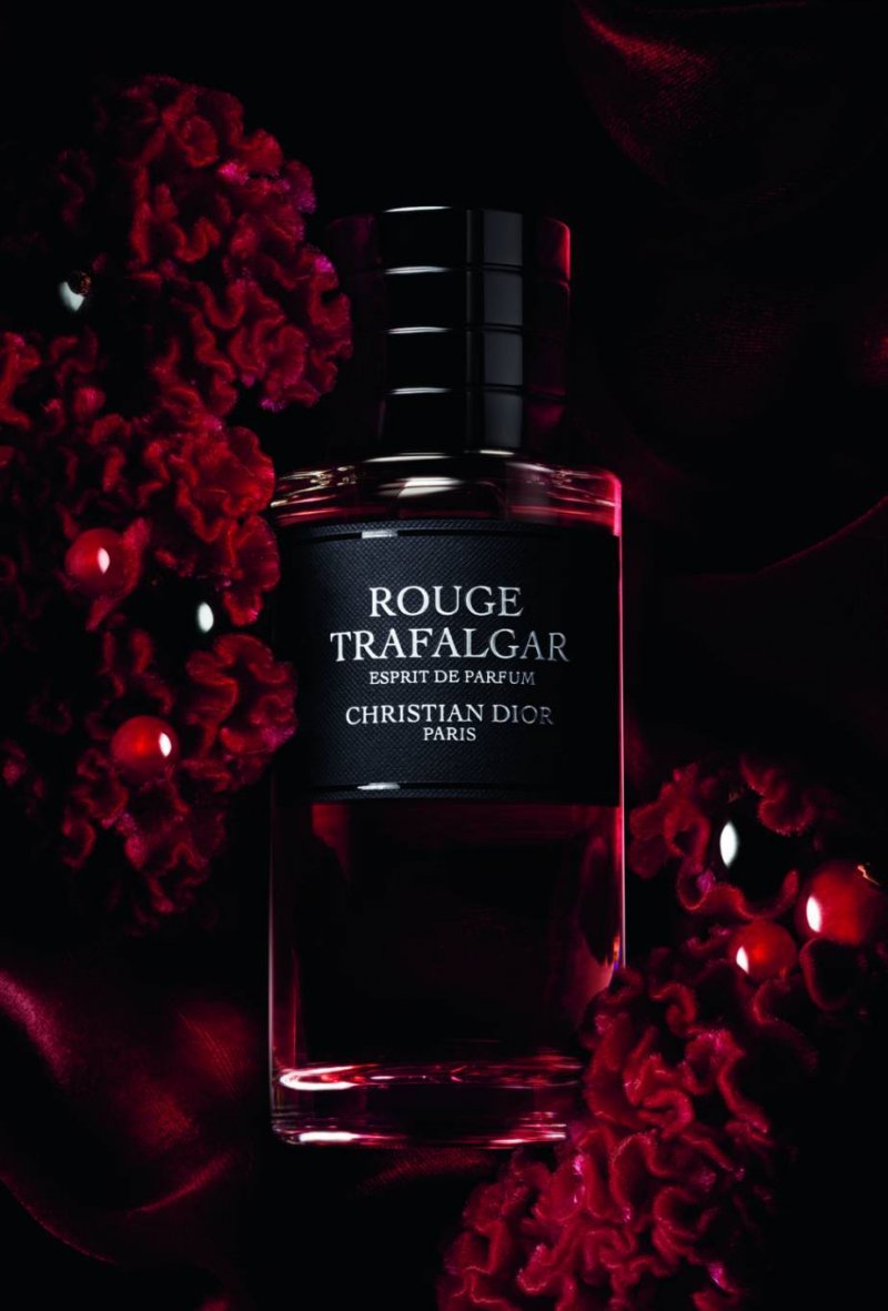 يدهش عطر Rouge Trafalgar الحواس ويشوّشها من خلال لون أحمر أكثر إشراقًا.