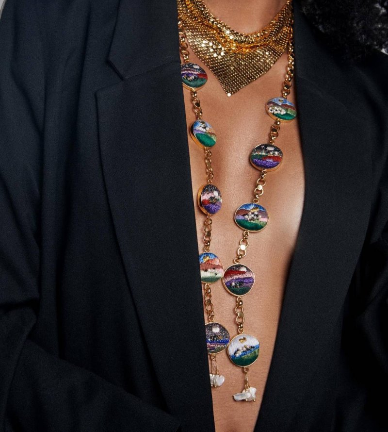 صورة من Instagram.com/fatmamostafajewelry 
أسّست مصمّمة المجوهرات المصريّة فاطمة مصطفى علامة Fatma Mostafa Jewelry (حساب انستغرام: @fatmamostafajewelry) لحبّها للفنّ الراقي والموضة والحرف التقليديّة مثل التطريز. مازجة بين فنّ الرسم وتصميم المجوهرات، تسلّط تصاميمها الضوء على قيمة الطبيعة وجمالها.