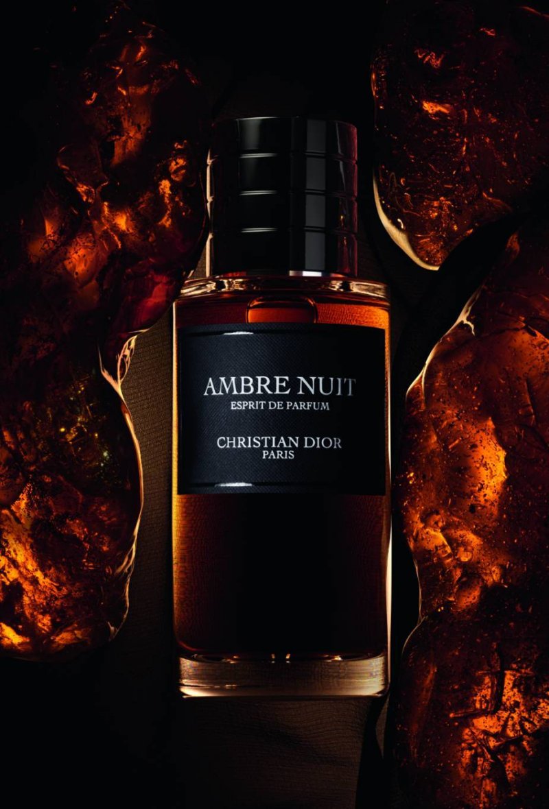 يكشف عطر Ambre Nuit عن ظلال عميقة لليلة غير مقمرة. 