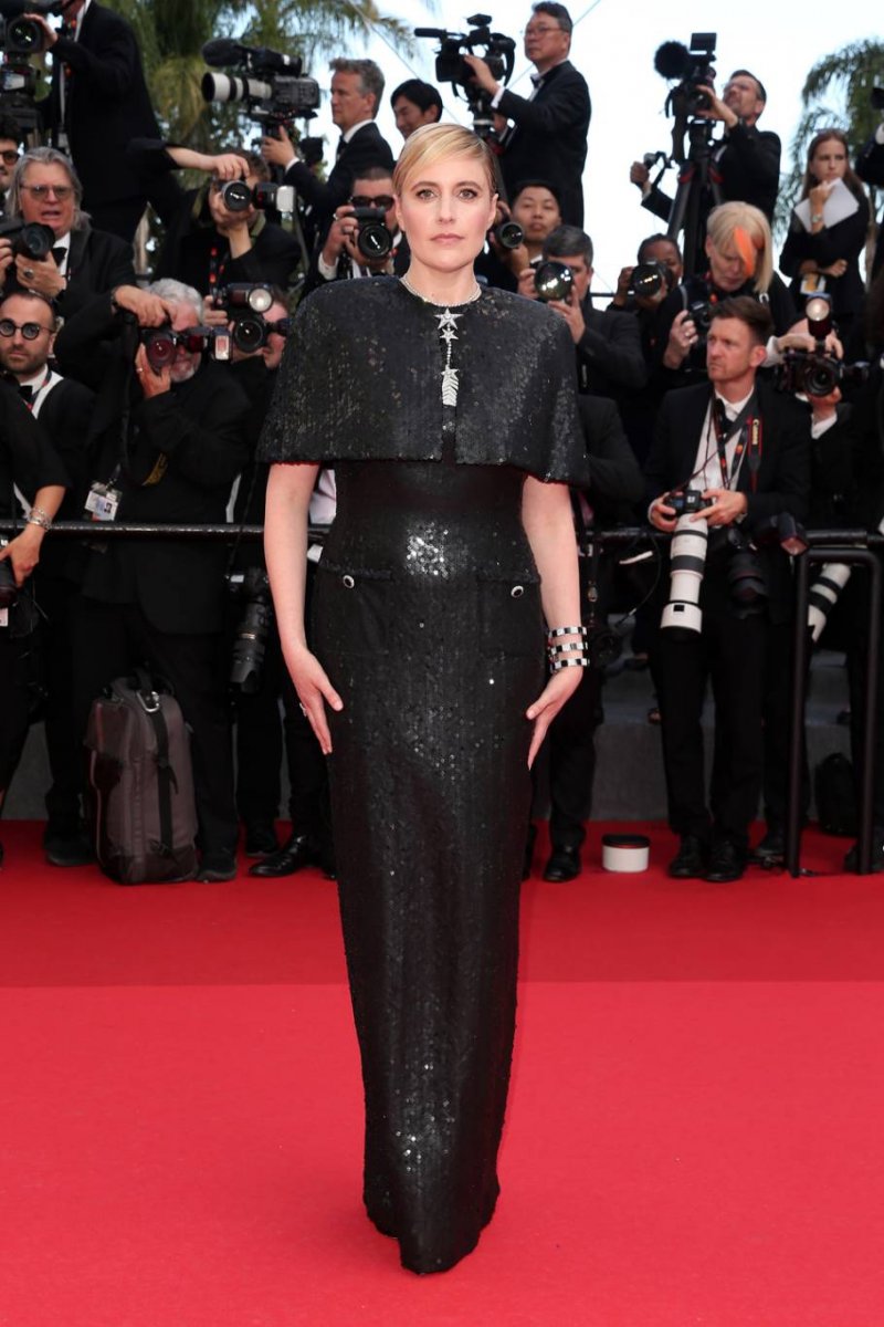 غريتا غيرويغ بفستان مخصّص من شانيل CHANEL ومجوهرات راقية من تصميم الدّار في مهرجان كان السينمائي للعام 2024