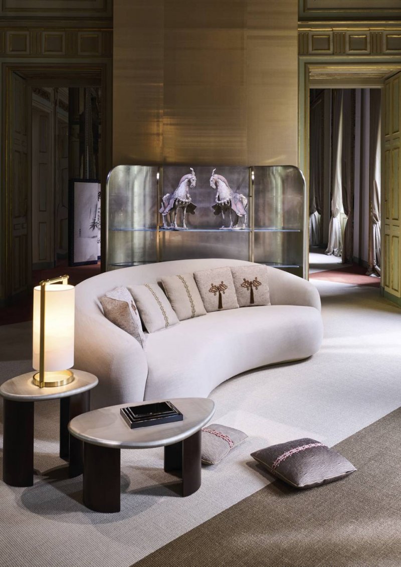 علامة Armani/Casa من أرماني في معرض Salone Del Mobile لعام 2024

بدأت علامة Armani/Casa مسيرتها في عام 2004 آخذة بالاعتبار فلسفة تصميم جورجيو أرماني التي تدور حول خطوط بسيطة وأحجام مثاليّة، وتغنيها مواد ثمينة ولمسات نهائيّة دقيقة وأقمشة فاخرة. من الإضاءة إلى الأثاث والديكور وأغراض المائدة والسجاد، تقدّم مجموعاتها الغنيّة كلّ ما يحتاجه منزلك بأجواء راقية.

مقالة من كتابة ميرلّا حدّاد