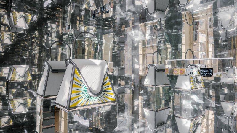“Helios” is an exciting leap into the future as Delvaux has partnered with E-Ink to weave its coded ‘paper’ into a futuristic ‘tapestry’ using its leather mastery. This partnership that revolutionarily marries timeless with inventive materials transformed the Caprice and the Pin with technology. 