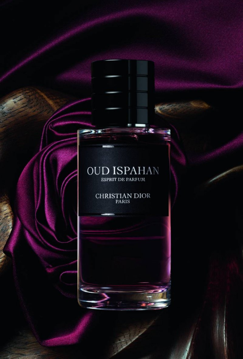 يتحوّل عطر Oud Ispahan إلى رحلة خياليّة عبر الشرق، في ألوان ألف ليلة وليلة الغنيّة.