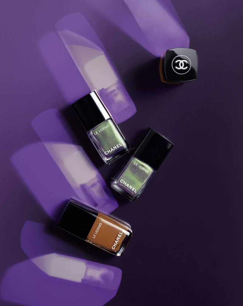 Finally, the fifth card, reminiscent of Gabrielle Chanel’s lucky number, reveals two new LE VERNIS shades, designed to elevate and enhance every aspect of your look.