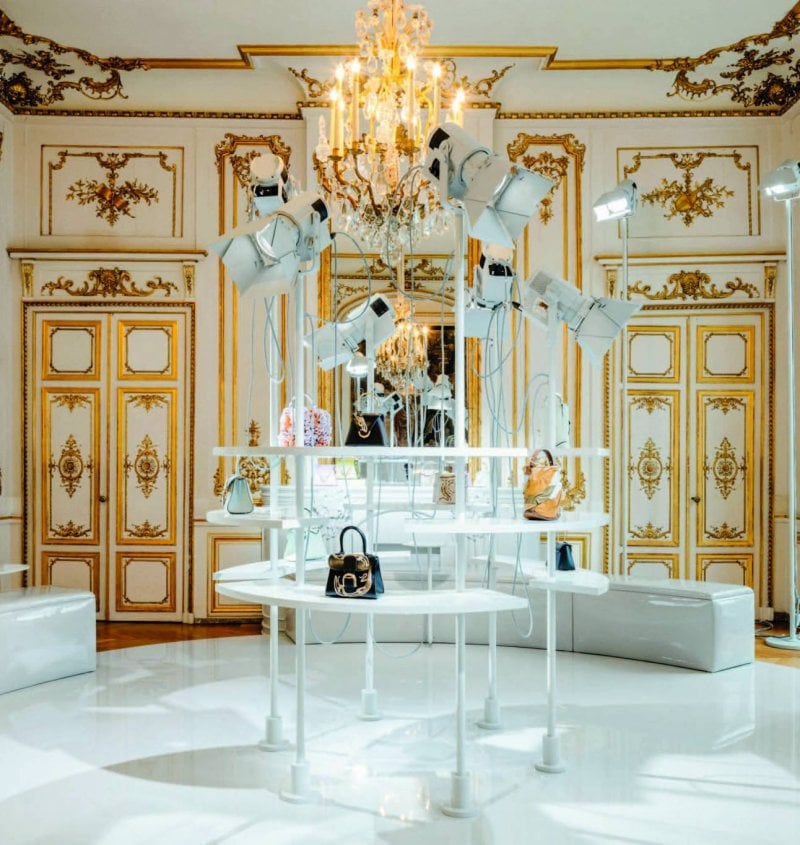 “A Dialogue with the Artist” highlights the harmonious blend of contrasts that Delvaux and the artist Harry Nuriev embody. Nuriev’s use of cool, resolutely utilitarian materials – think steel, mirror and lacquer – provided the perfect complement to the warm sensuality of Delvaux’s materials and designs.