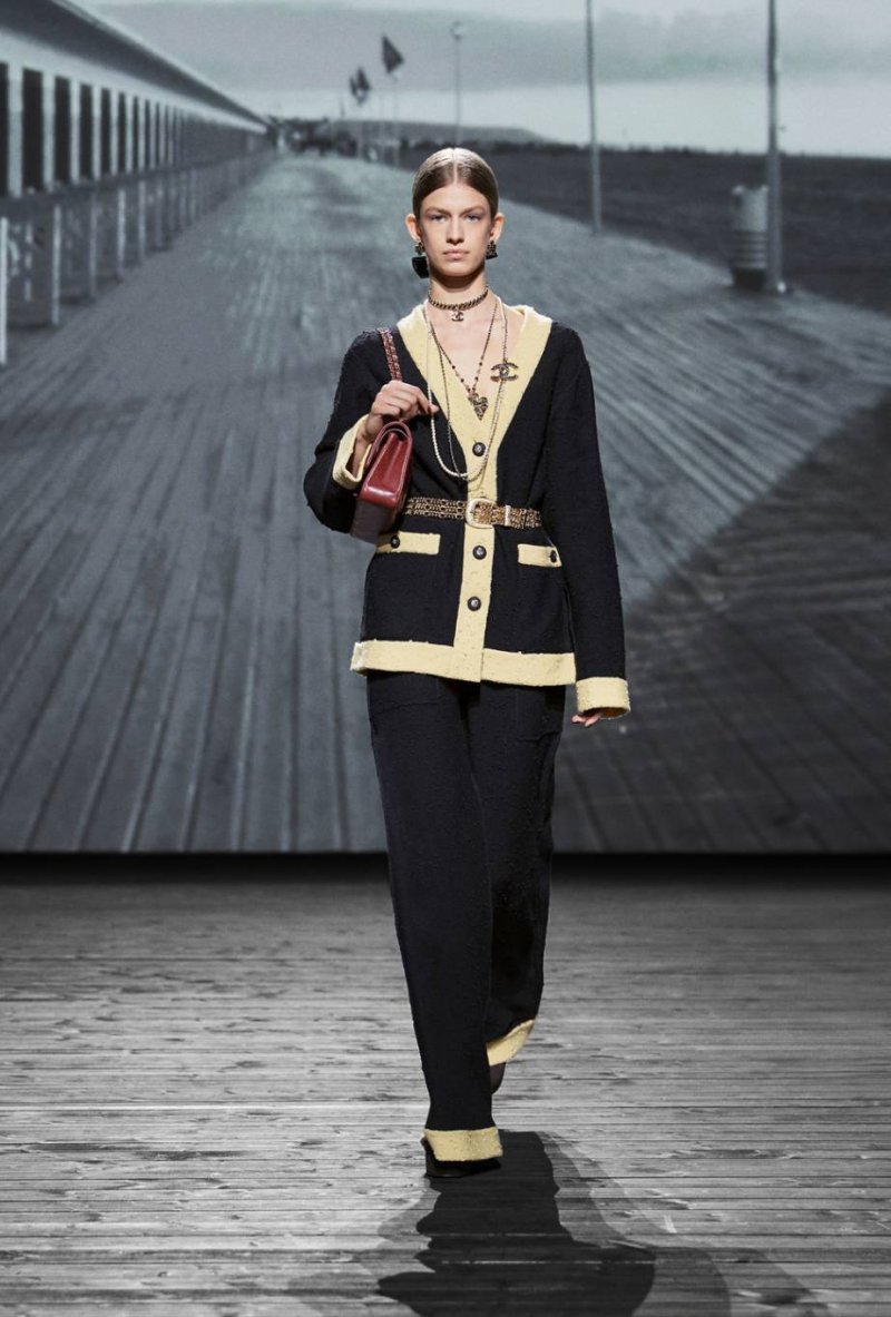 ألوان عالية التباين 
مجموعة خريف وشتاء 2024-2025 للملابس الجاهزة من شانيل CHANEL 