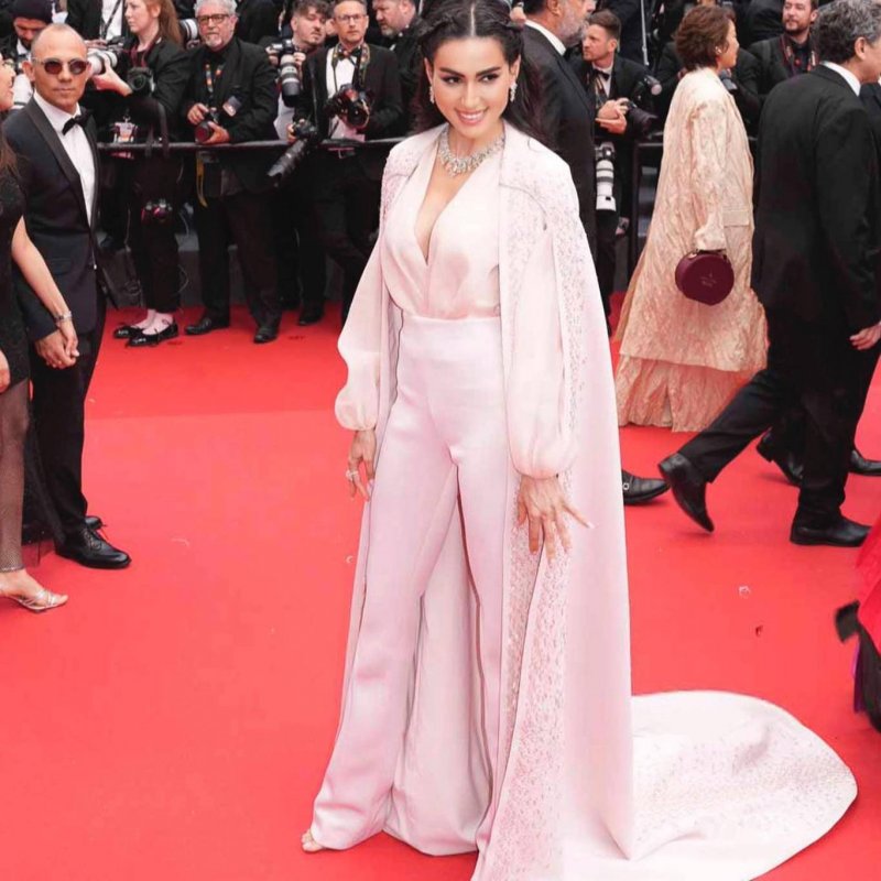 صورة من Instagram.com/dialamakki
ديالا مكّي بإطلالة من رامي العلي مرفقة بمجوهرات من شوبارد وأحذية من سانتوني
