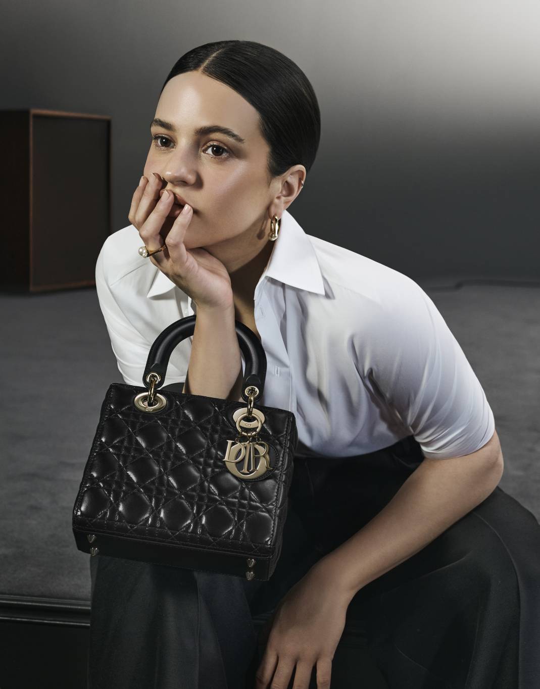 السفيرة العالميّة روزاليا هي وجه الحملة الإعلانيّة الجديد لحقيبة Lady Dior