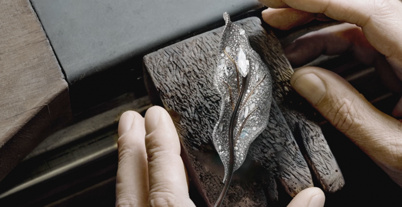 بروش Leaf الأيقوني من Cindy Chao The Art Jewel في قصّة