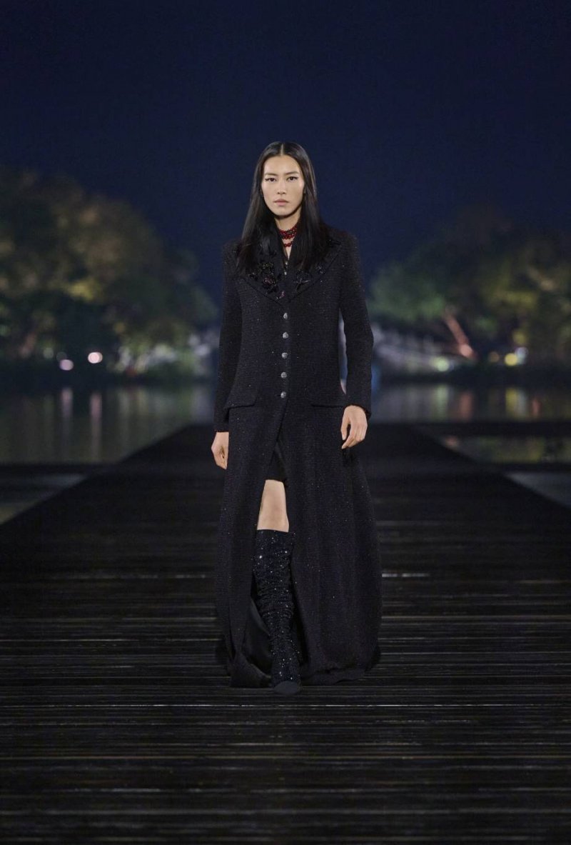 شانيل CHANEL تعيد تعريف الإبداع مع عرض Métiers d’art