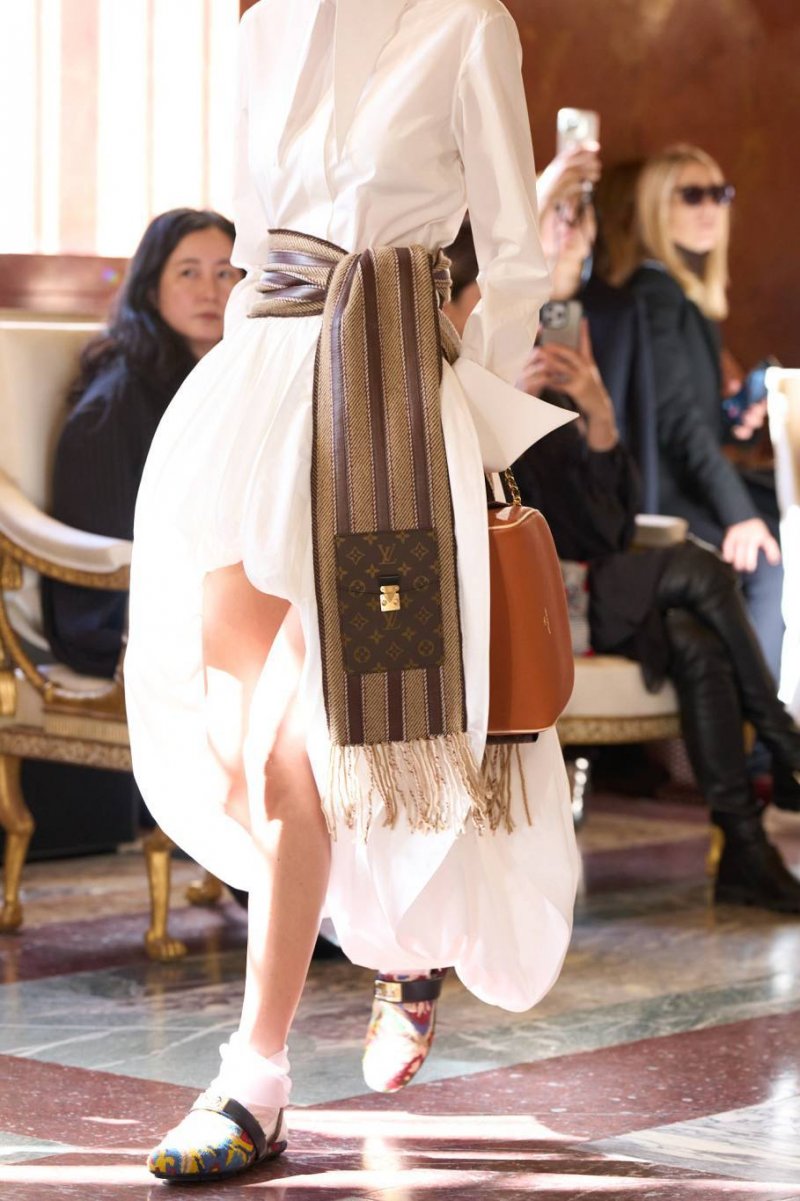 أحزمة تشبه الأوشحة لدى لويس فويتون