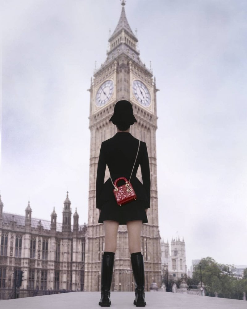 حقيبة Lady Dior تجول العالم