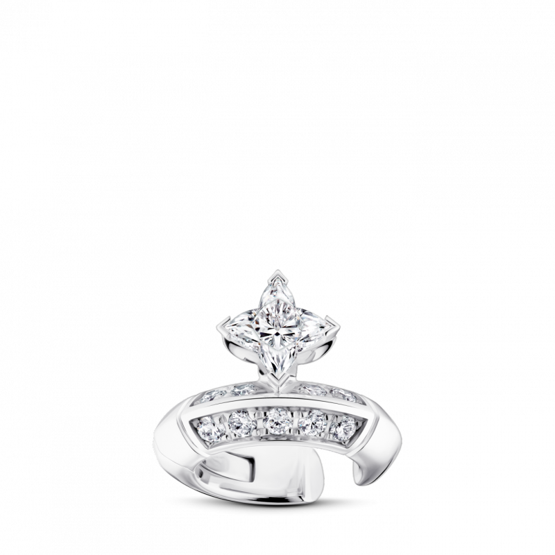 تعيد لويس فويتون تصوّر زهرة المونوغرام الأيقونيّة في إبداعات LV Diamonds جديدة.
أقراط LV Diamonds التي تغلّف الأذن
