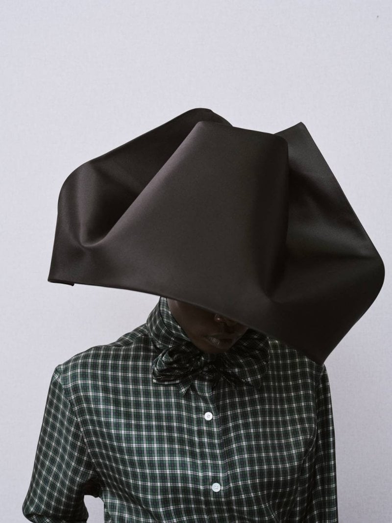 قبّعات نحتيّة غير تقليديّة لدى ديور