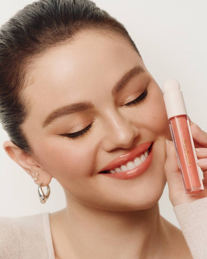 أطلقت الممثّلة والمغنيّة الأمريكيّة سيلينا غوميز علامتها رير بيوتي عام 2020.  
