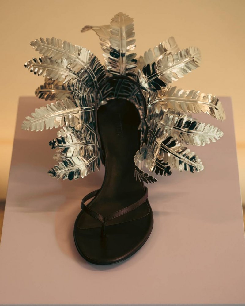 أحذية معدنيّة مزيّنة بأهداب النخيل لدى علامة Rabanne