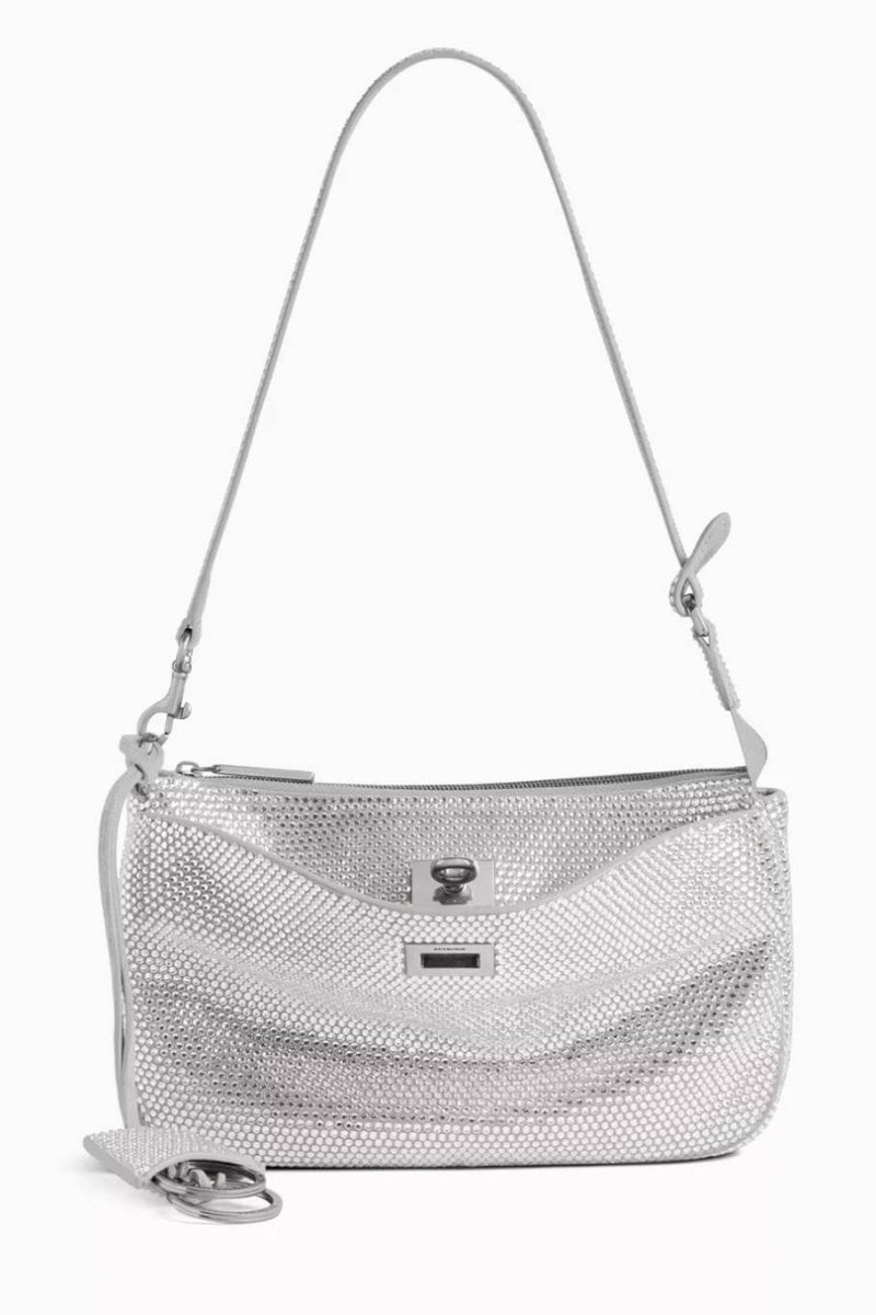 بالنسياغا 
متوفّرة لدى أناس
