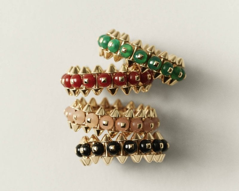 تغني كارتييه مجموعتها الأيقونيّة Clash de Cartier بالألوان، كاشفةً عن قطع جديدة مرصّعة بالعقيق الأحمر المصبوغ، والعقيق الأخضر المصبوغ، والكالسيدوني الورديّ، والعقيق الأسود.  
خواتم Clash de Cartier

