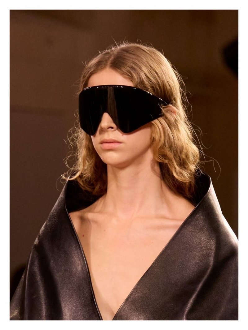 نظارات شمسيّة ضخمة لدى بالنسياغا
