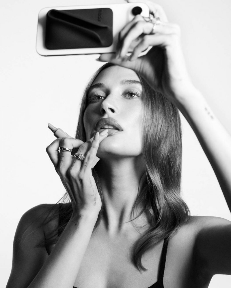 أطلقت العارضة الأمريكيّة هايلي بيبر علامتها Rhode Skin عام 2022. 
