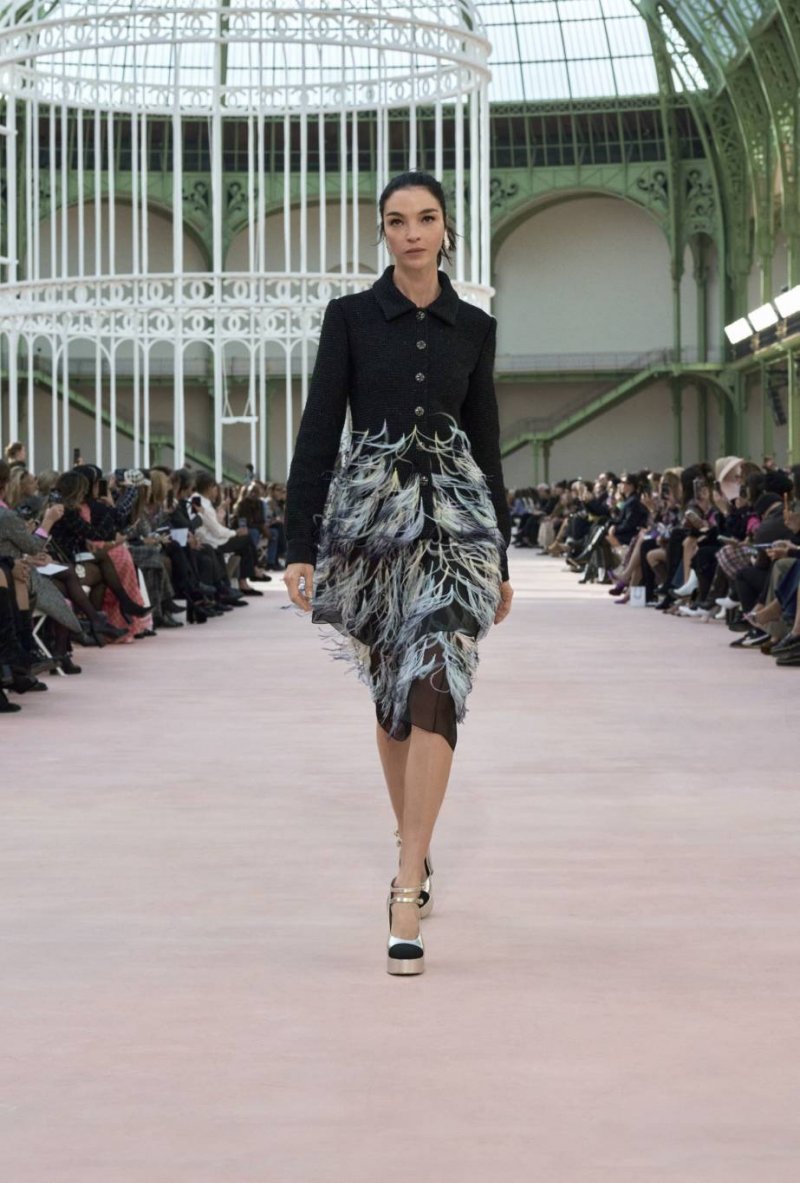 مجموعة ربيع وصيف 2025 للملابس الجاهزة من شانيل CHANEL
يتطلّب الجسم المستطيل تنانير ذات حجم وتفاصيل تضيف إليه انحناءات وهميّة. فالتّصاميم ذات طبقات من التّول أو تلك المطرّزة تضيف حركة وشكل إلى القامات المستقيمة. وإذا كان هذا الأمر ينطبق عليك، ابحثي عن تنانير بيبلوم أو ذات كشاكش أو طبعات جريئة تضفي لمسة مثيرة للاهتمام وحجم وهمي. 
