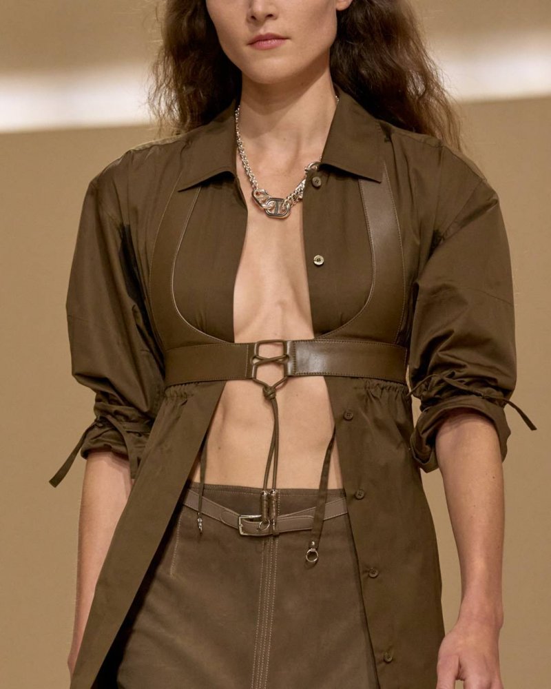مشدّات مستوحاة من الفروسيّة لدى دار Hermès 
الصورة بعدسة جيانلوكا كارارو
