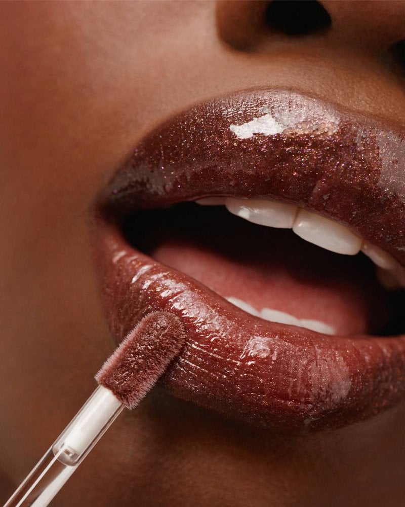قدّمت رير بيوتي مستحضر الشفاه Positive Light Luminizing Lip Gloss. 