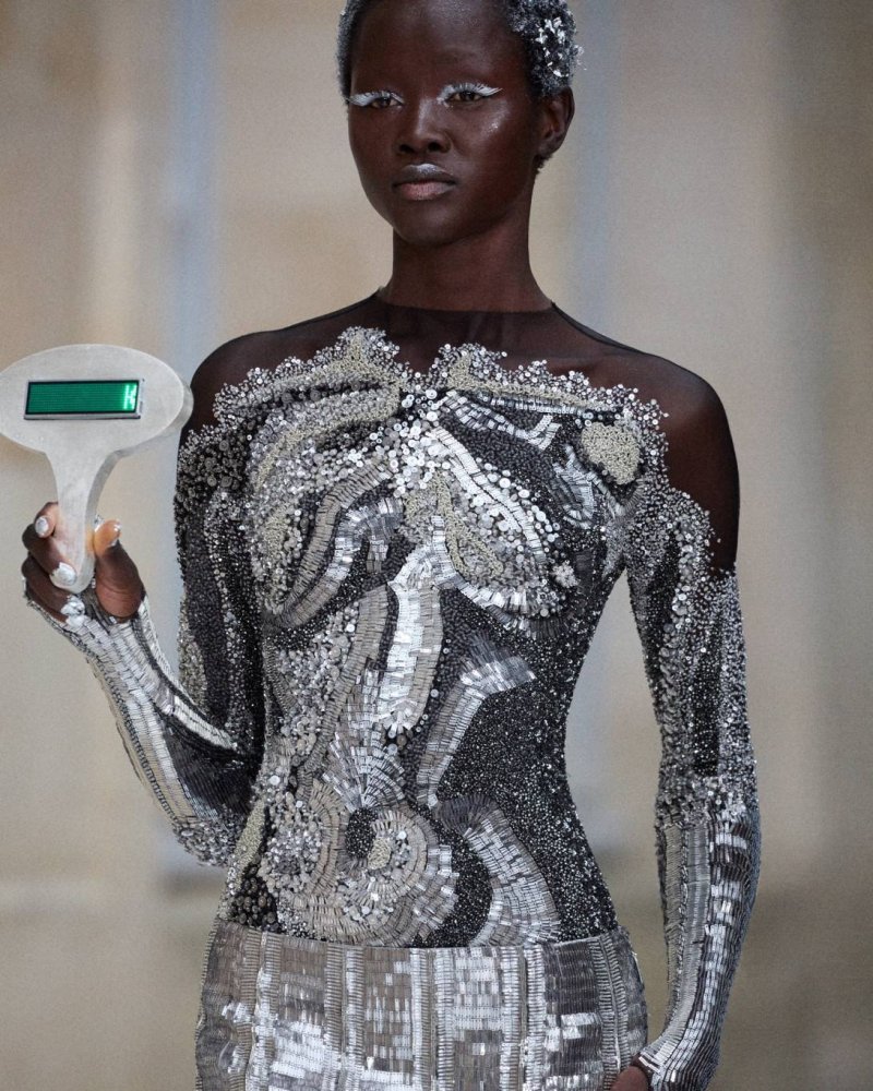 جمال فضيّ بلمسة فضائيّة لدى توم براون
