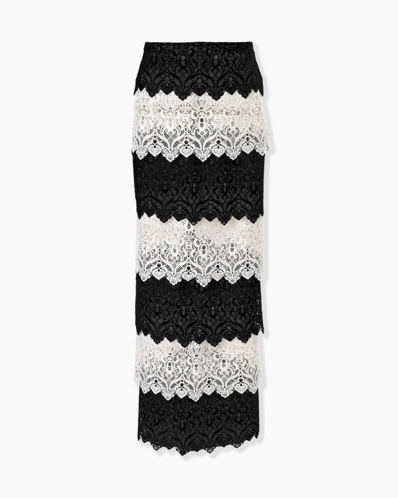 الطقم أحاديّ اللون العصريّ 
كارولينا هيريرا 
