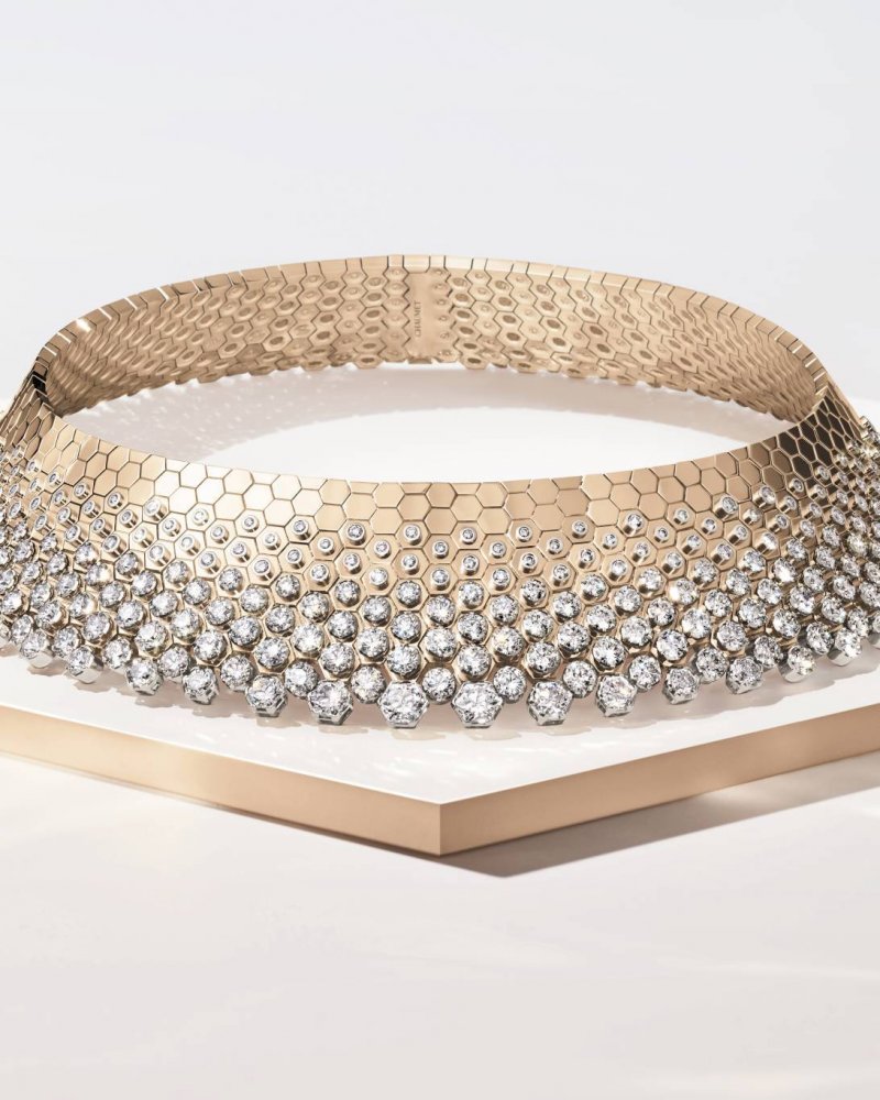 عقد Bee de Chaumet الراقي من شوميه 