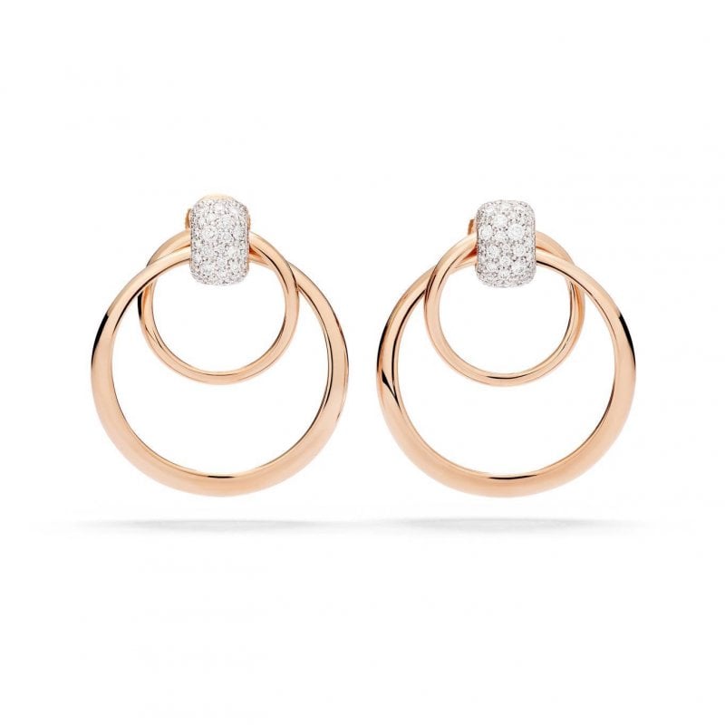 تعيد بوميلاتو إحياء روح التواصل من خلال إبداعات جديدة من Pomellato Together. 
أقراط Pomellato Together 
