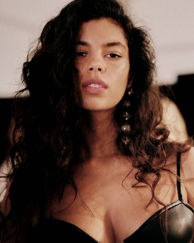 جمال خام لدى جيفانشي
