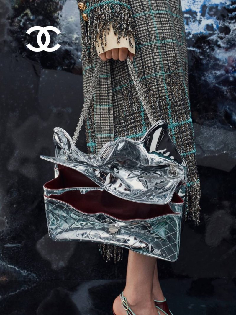 حقيبة 2.55 جديدة بأسلاك مضافة إلى أغطيتها لدى شانيل CHANEL