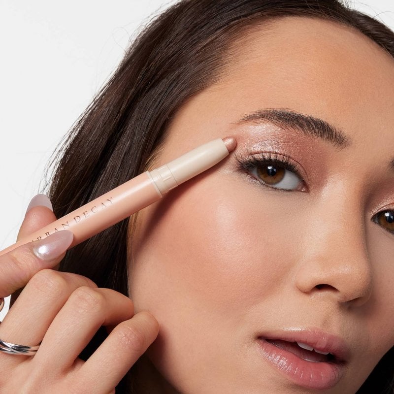 أطلقت أوربان ديكاي أقلام Naked Eye Shadow Sticks. 