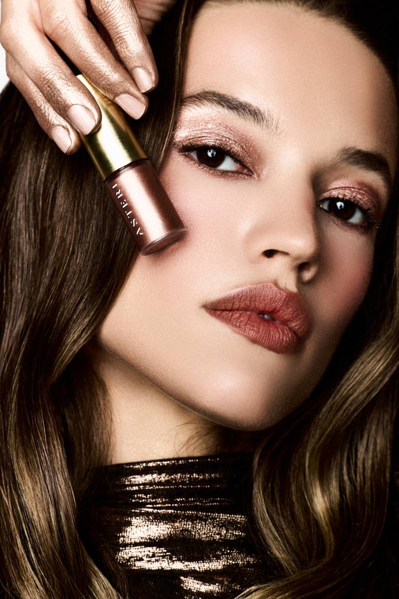 قدّمت أستيري بيوتي ظلال العيون Everlight Liquid. 