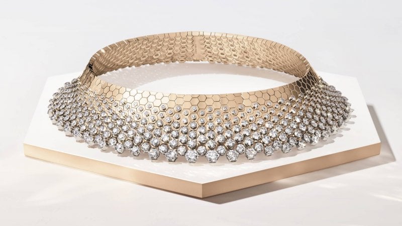 عقد Bee de Chaumet الراقي من شوميه 