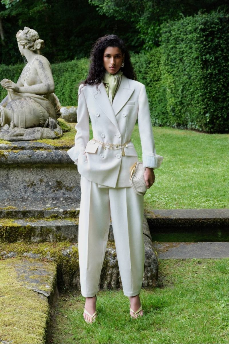 Pure Radiance – The Art of Summer Whites
